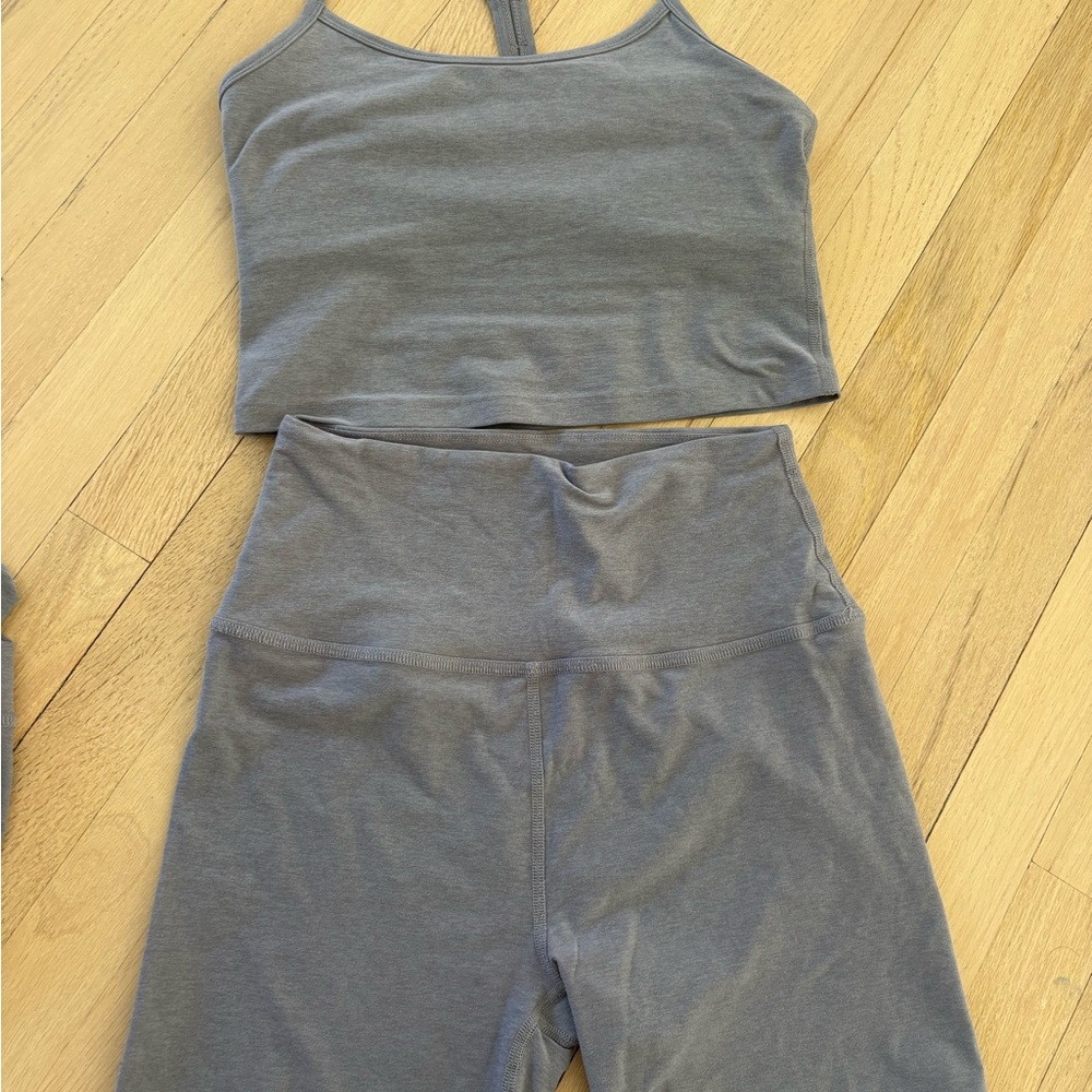 Beyond Yoga 3 Piece Cloud Grey Heather Activewear Set - Top, Shorts & Leggings - Picture 4 of 10
